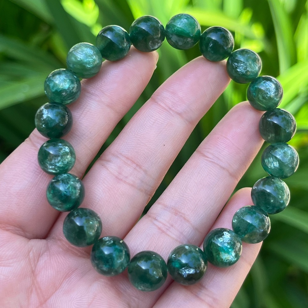 10.5mm stretchable green erald bracelet